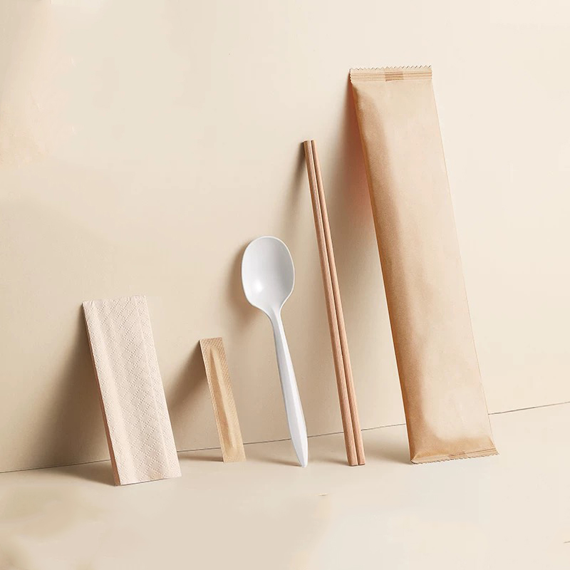 Bacchette usa e getta Amido di mais Cucchiaio Tovagliolo Set di posate Pacchetti Set di pellicole di carta degradabili