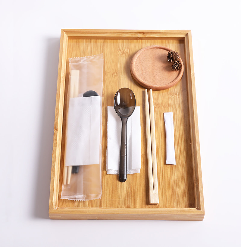 Set di quattro pezzi di sacchetto per pasti usa e getta con bacchette, cucchiaio e tovagliolo da tavola, set di pellicole composite satinate
