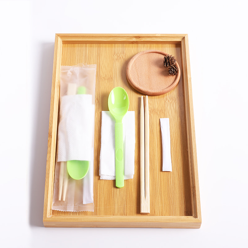 Set di bacchette usa e getta in bambù con set di pellicole composite satinate con tovagliolo a cucchiaio verde