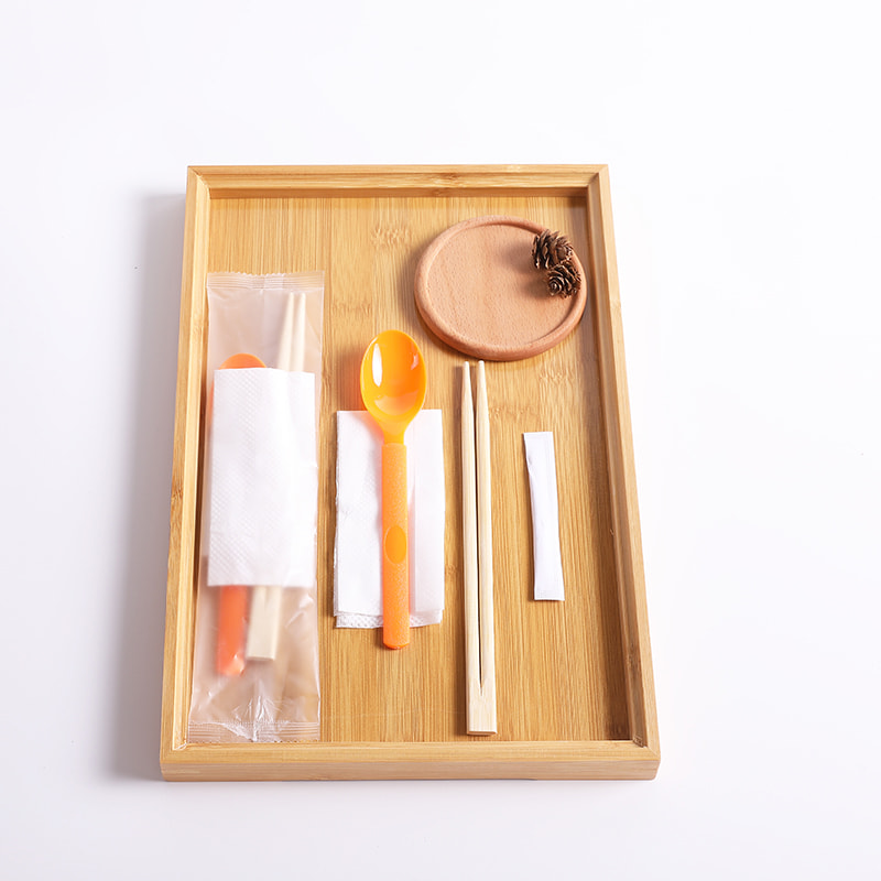 Set di bacchette di bambù usa e getta con cucchiaio arancione e set di pellicola composita satinata con tovagliolo di carta